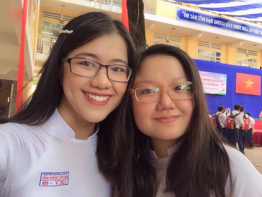 Nguyễn Thị Vân Anh (bên phải), người duy nhất của TPHCM đạt điểm 10 môn Lịch sử