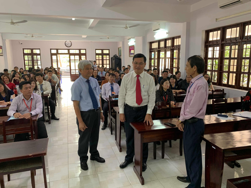  Thứ trưởng Bộ GD&ĐT Nguyễn Văn Phúc (áo trắng ở giữa) làm việc với Sở GD&ĐT tình Bà Rịa- Vũng Tàu 