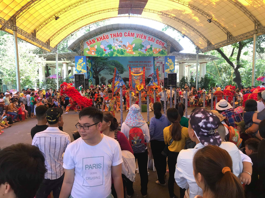 Đông nghịt người tại Thảo Cầm viên Sài Gòn