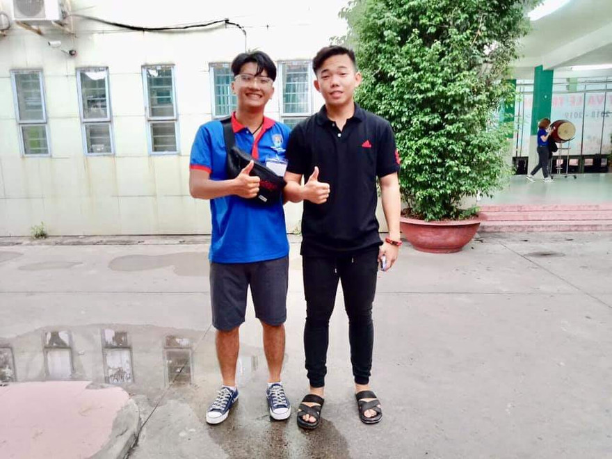 Thiện Nhân và bạn thí sinh đổi quần cho nhau chụp ảnh lưu niệm