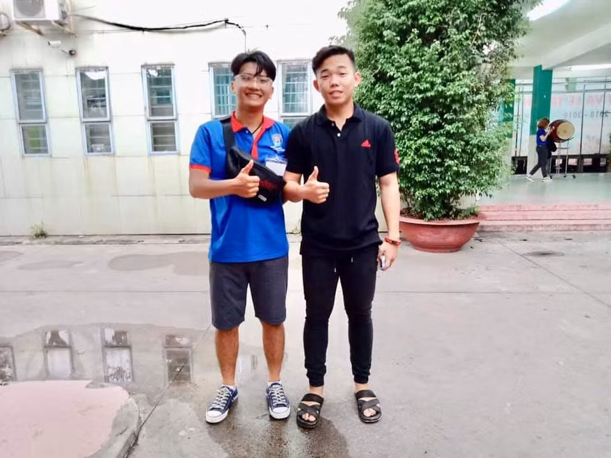 Thiện Nhân và bạn thí sinh đổi quần cho nhau chụp ảnh lưu niệm