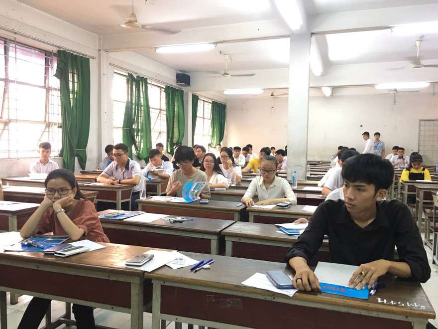 Thí sinh trước giờ làm bài thi đánh gia năng lực do ĐHQG TPHCM tổ chức