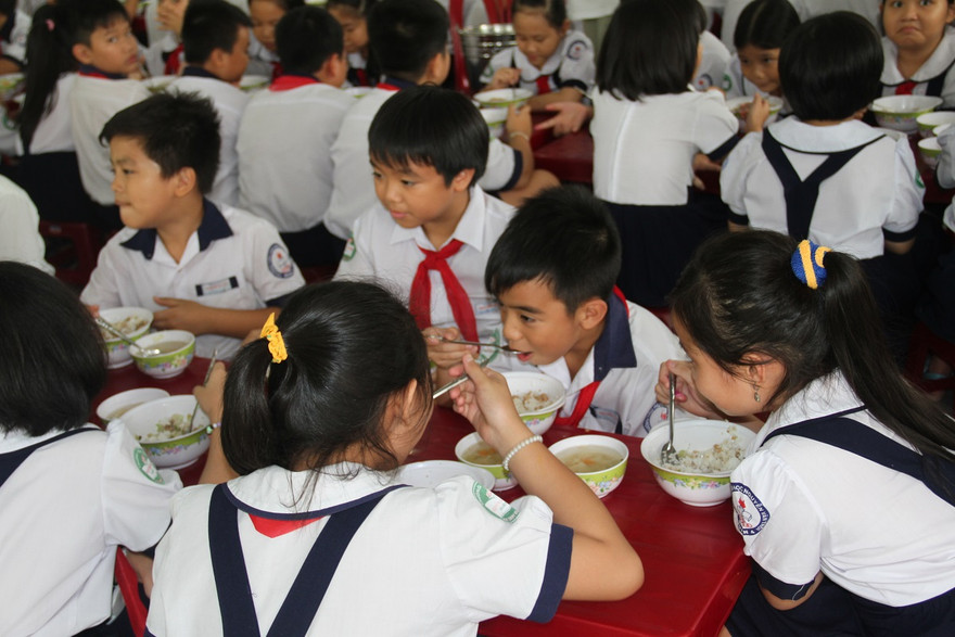 Học sinh TPHCM trong giờ an trưa ở trường
