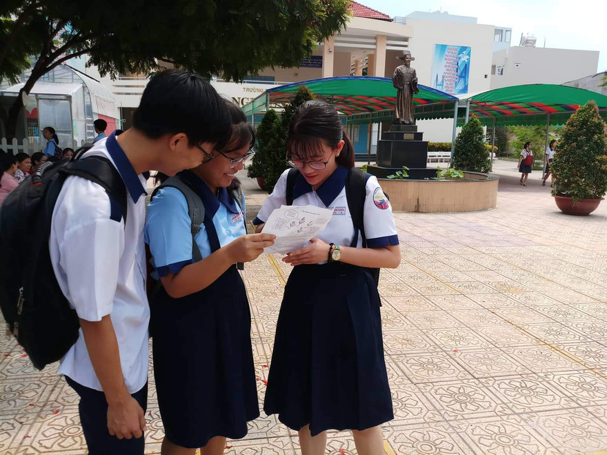 Thí sinh trao đổi sau giờ làm bài