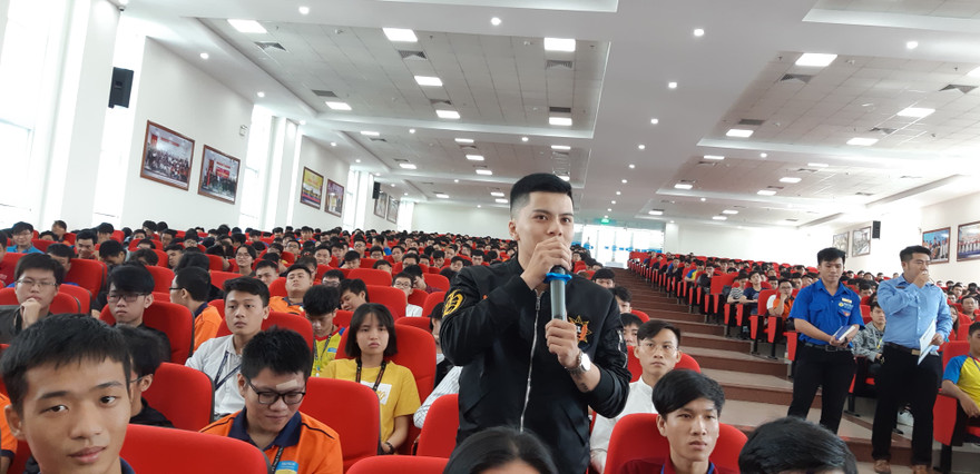 Sinh viên đặt câu hỏi với các doanh nhân