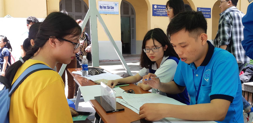 Thí sinh làm thủ tục nhập học tại ĐH Sài Gòn