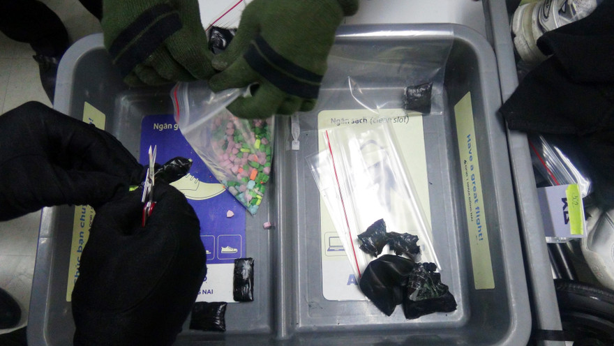 400 viên nén nghi là ma tuý bị cơ quan chức năng thu giữ.