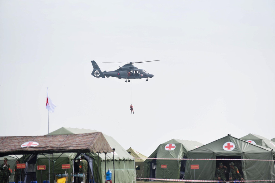 Binh sĩ và người dân Việt Nam và Campuchia diễn tập cứu nạn tại biên giới