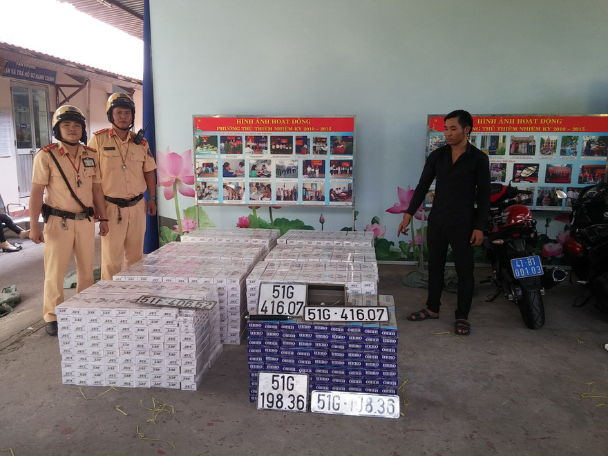 Gần 16.000 bao thuốc lá lậu trong ô tô tự gây tai nạn ở hầm Thủ Thiêm.