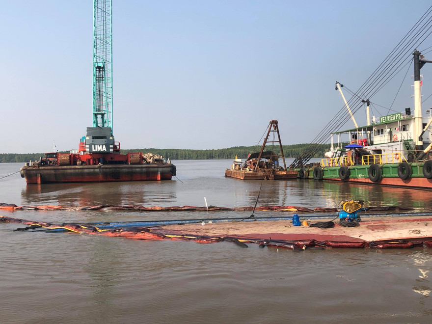 Hiện trường tàu 8.000 tấn bị chìm.