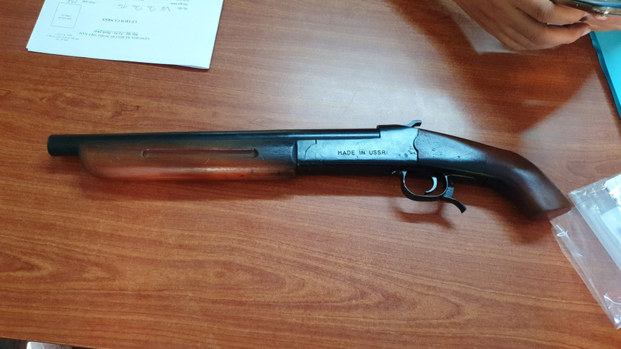 Khẩu súng bị công an thu giữ.