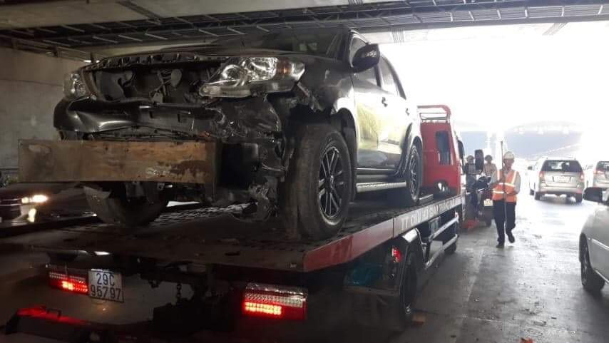 Chiếc xe được đưa về công an.