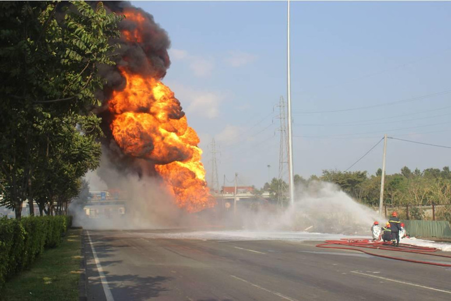 Chiếc xe bồn bốc cháy ngùn ngụt trên đường.