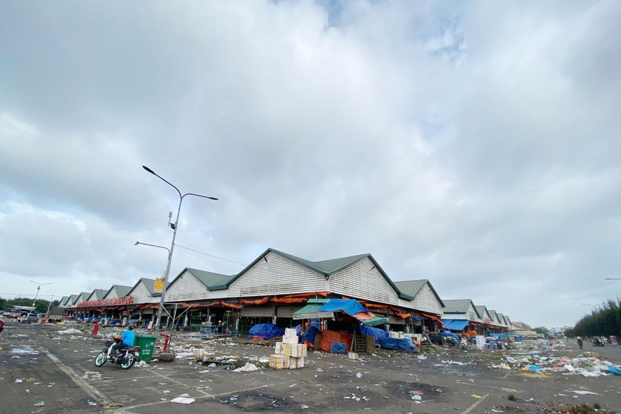 Trạm chung chuyển nông sản được lập tại bãi giữ xe của chợ đầu mối Thủ Đức (ảnh: Quốc Thái)