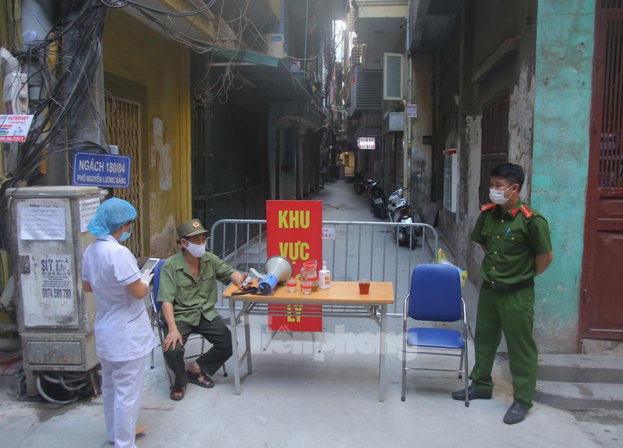 Thực hiện phong toả tạm thời nơi bệnh nhân sinh sống - Ảnh: Duy Phạm