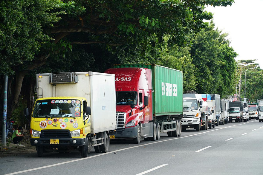 Xe luồng xanh bị buộc quay đầu đậu hàng dài ở chiều ngược lại tại thành phố Vũng Tàu sáng sớm 10/9. Ảnh: Vnexpress.