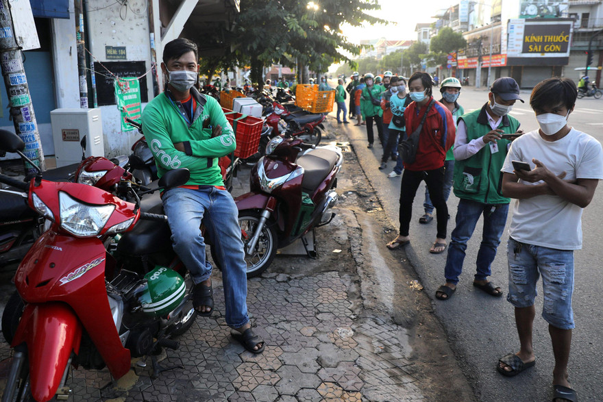 Từ sáng sớm 20/9, rất đông shipper đã có mặt trước các trạm y tế lưu động ở TPHCM để xếp hàng chờ được lấy mẫu xét nghiệm.