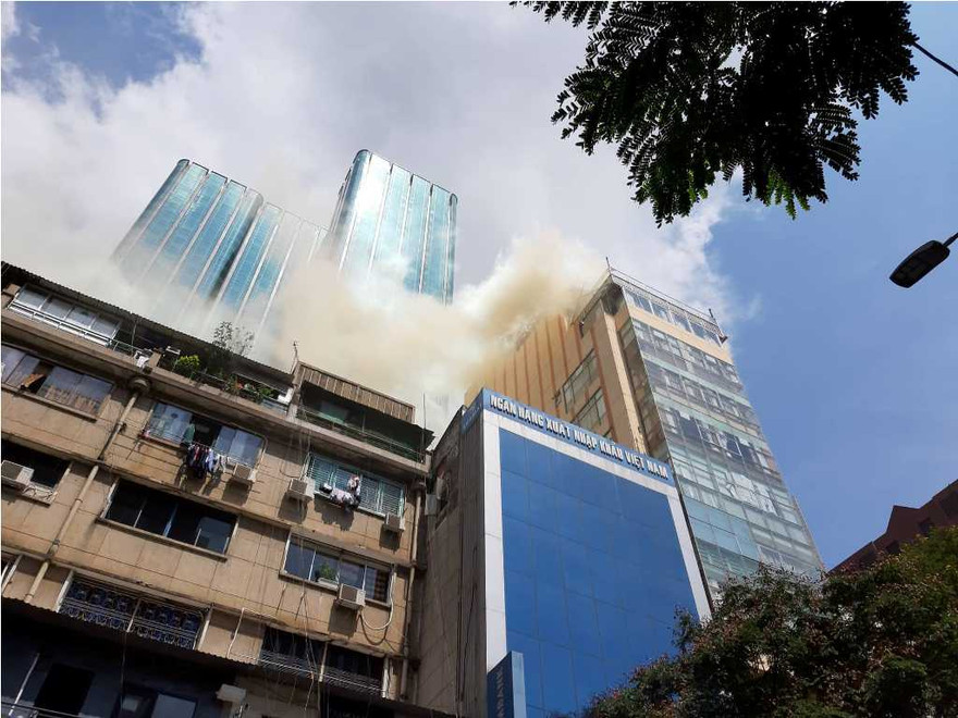 Khói bốc lên nghi ngút từ nóc toà nhà.