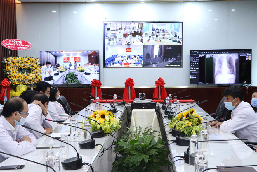 Các bác sĩ Chợ Rẫy hội chẩn khám bệnh từ xa cho bệnh nhân ở Côn Đảo.