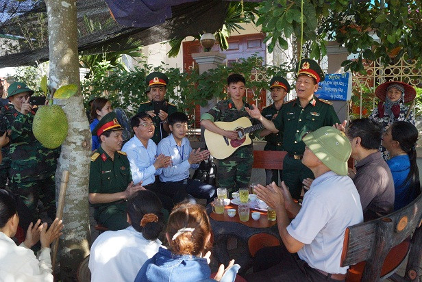Lãnh đạo, ĐVTN Trường Sĩ quan Chính trị và xã Thạch Hoà (Thạch Thất, Hà Nội) giao lưu văn nghệ với bà con địa phương, sáng 3/7 