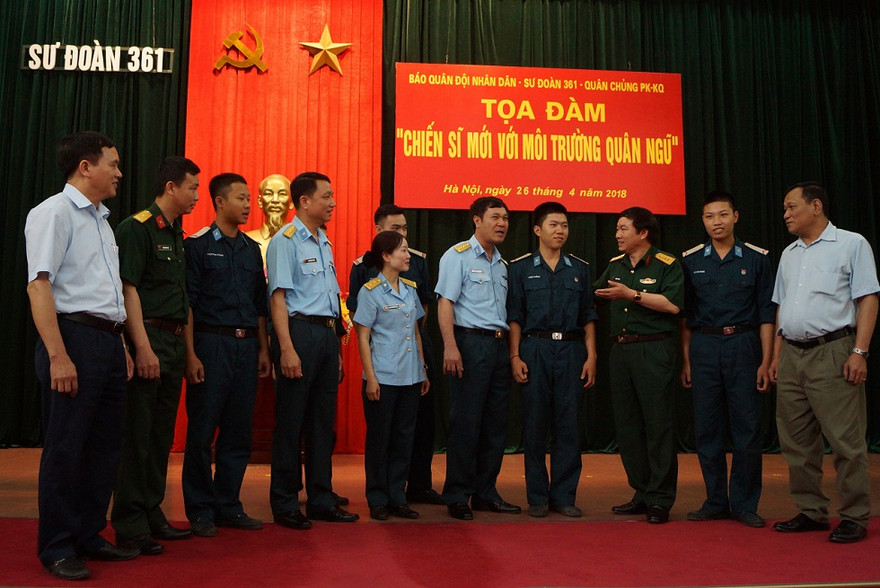 Ban tổ chức tọa đàm và các đại biểu trao đổi với chiến sĩ mới tại buổi tọa đàm, sáng 26/4