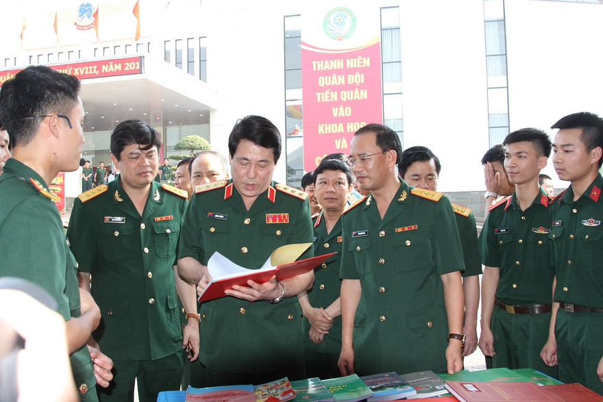 Thượng tướng Lương Cường, Chủ nhiệm Tổng cục Chính trị QĐND Việt Nam và các đại biểu tham quan khu trưng bày của Trường Sĩ quan Chính trị tại lễ tổng kết, trao giải thưởng sáng 18/5