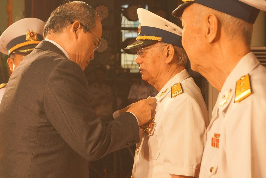 Ông Nguyễn Thiện Nhân gắn danh hiệu Anh hùng LLVTND cho ông Quách Sanh, sáng 10/8. Ảnh: Nguyễn Minh