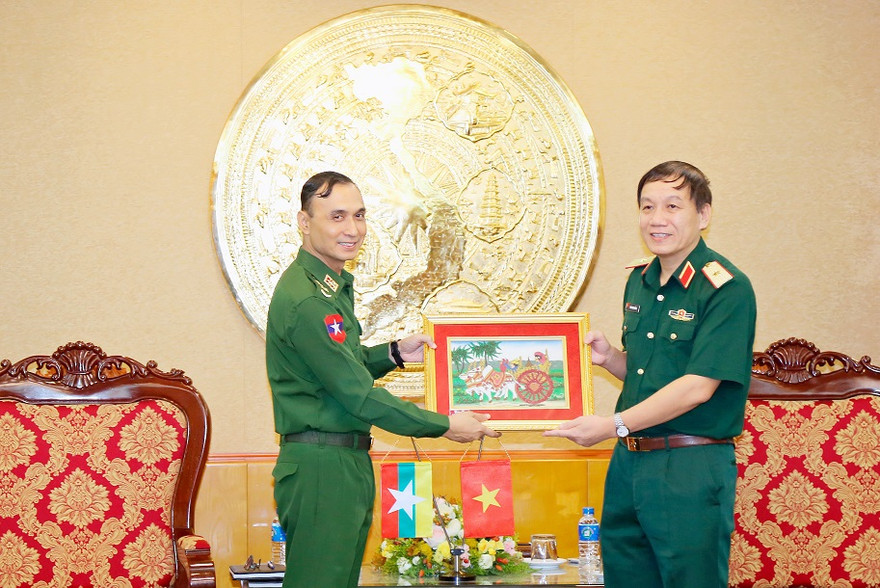 Đại tá Tin Zaw Latt trao quà lưu niệm tặng Học viện Kỹ thuật Quân sự