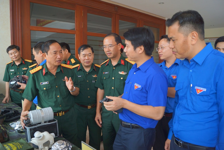Bí thư T.Ư Đoàn Nguyễn Ngọc Lương và các đại biểu tham quan các thiết bị phòng hóa do ĐVTN Binh chủng Hóa học tham gia chế tạo, sản xuất vào chiều 18/6. Ảnh: Nguyễn Minh