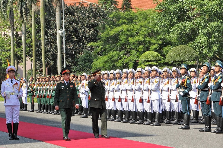Thượng tướng Phan Văn Giang và Thượng tướng Sụ-von Lương-bun-mi duyệt đội danh dự QĐND Việt Nam trong lễ đón chính thức tại trụ sở Bộ Quốc phòng, sáng 14/5