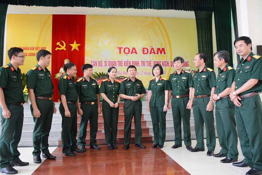 Trung tướng Lê Hiền Vân cùng lãnh đạo các đơn vị và đại biểu cán bộ, sĩ quan trẻ trao đổi tại tọa đàm