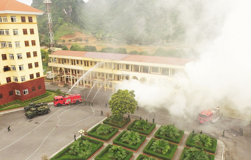 Quân khu 1 luyện tập thực binh chống cháy nổ