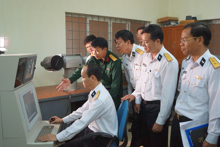 Tham quan hệ thống quan sát ngày đêm được tích hợp với trạm ra đa hiện có trên đảo số 5 thuộc quần đảo Trường Sa. 