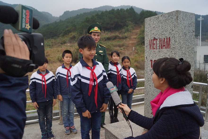 Phóng viên thời sự QPVN tác nghiệp trên tuyến biên giới Lạng Sơn trong dịp giáp Tết nguyên đán 2018