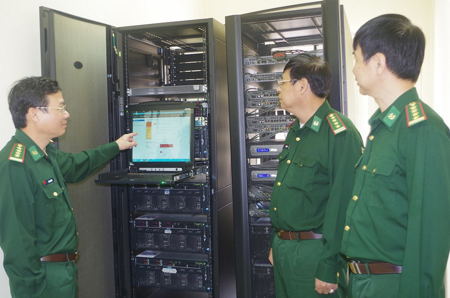 Lãnh đạo Cục Cửa khẩu BĐBP kiểm tra hệ thống máy chủ thực hiện cơ chế một cửa quốc gia