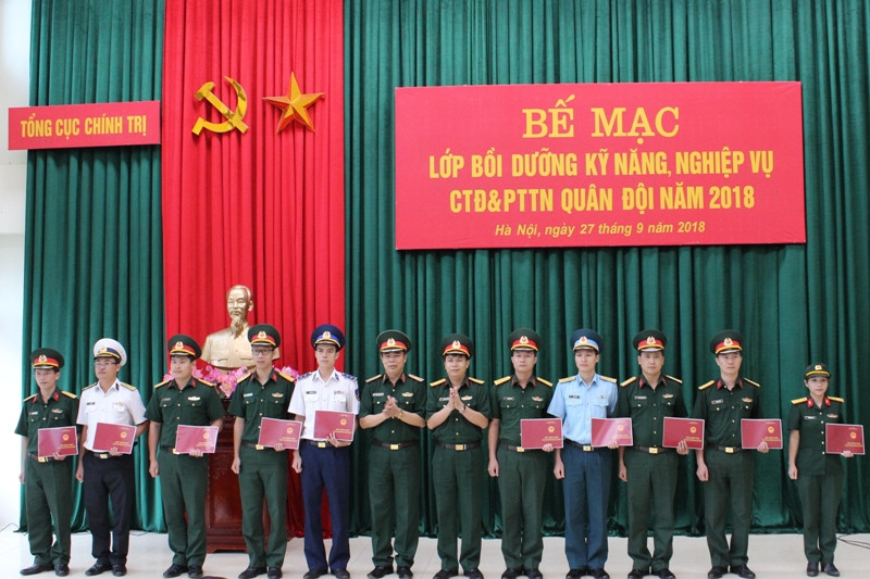 Ban tổ chức lớp bồi dưỡng trao chứng nhận cho các học viên đạt loại giỏi, sáng 27/9