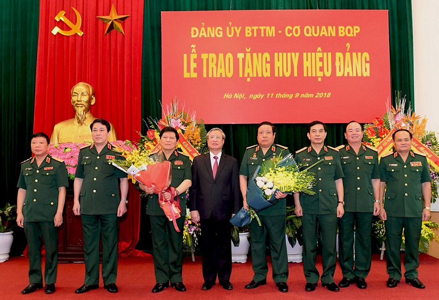 Trao Huy hiệu Đảng cho 2 Đại tướng Quân đội