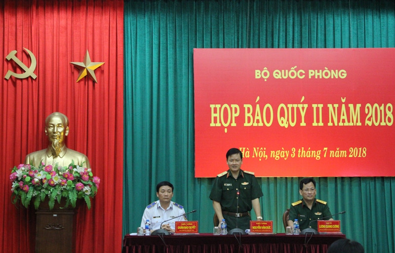 Thiếu tướng Nguyễn Văn Đức trả lời câu hỏi của báo chí