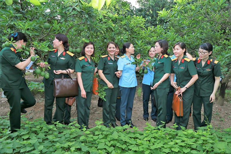 Các đại biểu dự hội nghị tham quan mô hình xây dựng điểm Hội phụ nữ vững mạnh xuất sắc ở Quân chủng Phòng không - Không quân, sáng 9/5