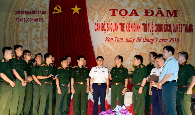 Các đại biểu về dự toạ đàm đã trao đổi nhiều vấn đề "nóng" của đội ngũ cán bộ, sĩ quan trẻ