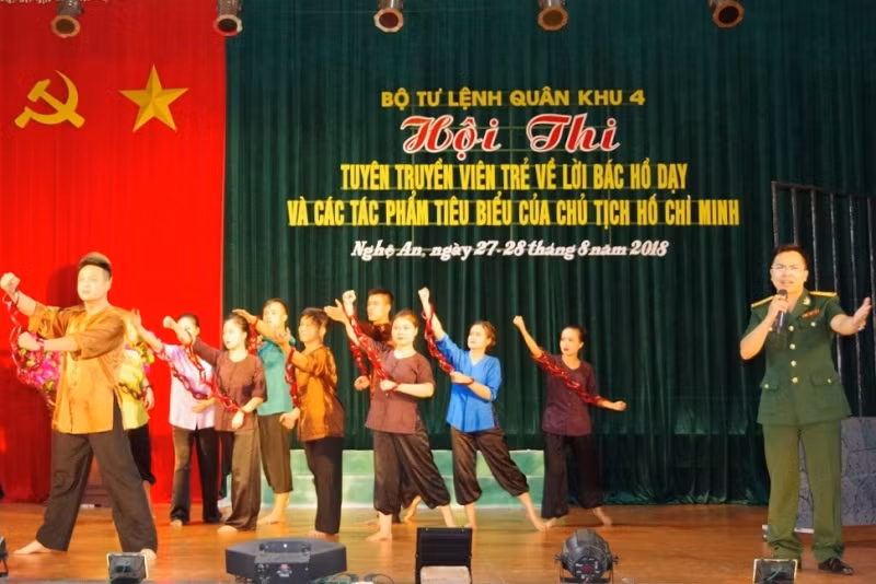 Đội TTVT Bộ CHQS tỉnh Nghệ An với phần thi tuyên truyền tác phẩm Nhật kí trong tù của Chủ tịch Hồ Chí Minh