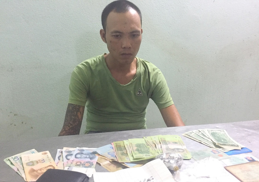 Đối tượng Đỗ Trọng Khánh và tang vật bị lực lượng biên phòng bắt giữ
