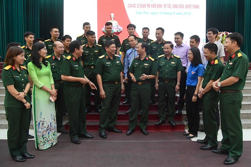 Lãnh đạo các đơn vị trò chuyện với đại biểu về dự tọa đàm, sáng 10/8