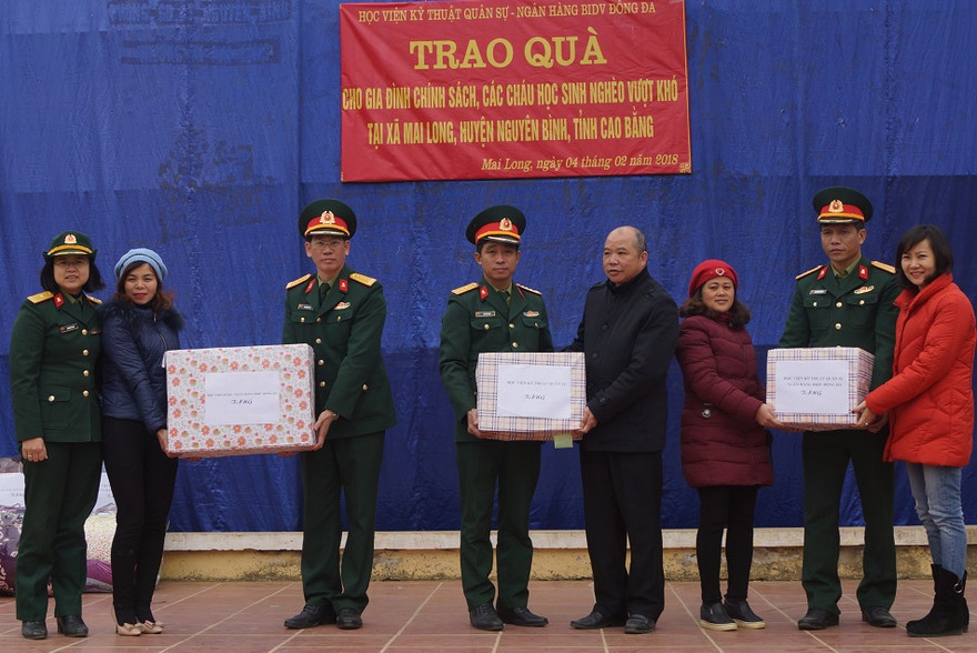 Đoàn công tác trao tặng quà cho trường mầm non, tiểu học và THCS xã Mai Long, sáng 4/2