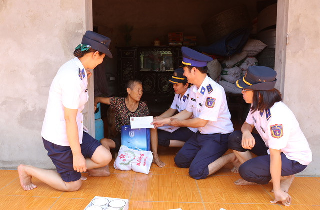 Hỗ trợ người dân thiệt hại do ngập lụt ở Chương Mỹ