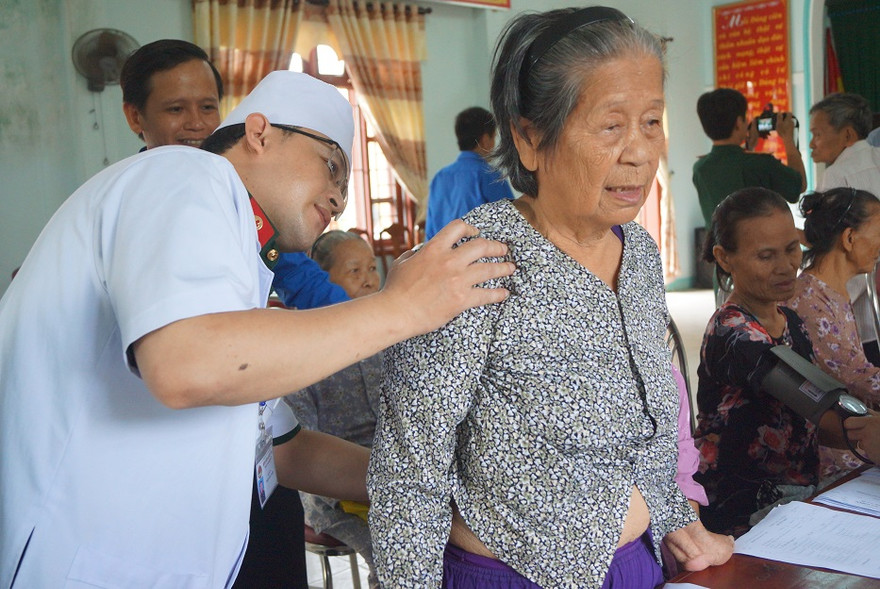 Bác sĩ Bệnh viện Quân y 268 khám bệnh cho người dân xã Hải Chánh, huyện Hải Lăng, tỉnh Quảng Trị, sáng 25/7