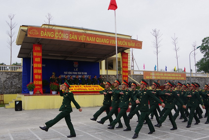 Cán bộ, ĐVTN Lữ đoàn 242 duyệt đội ngũ tại lễ phát động thi đua, sáng 12/3