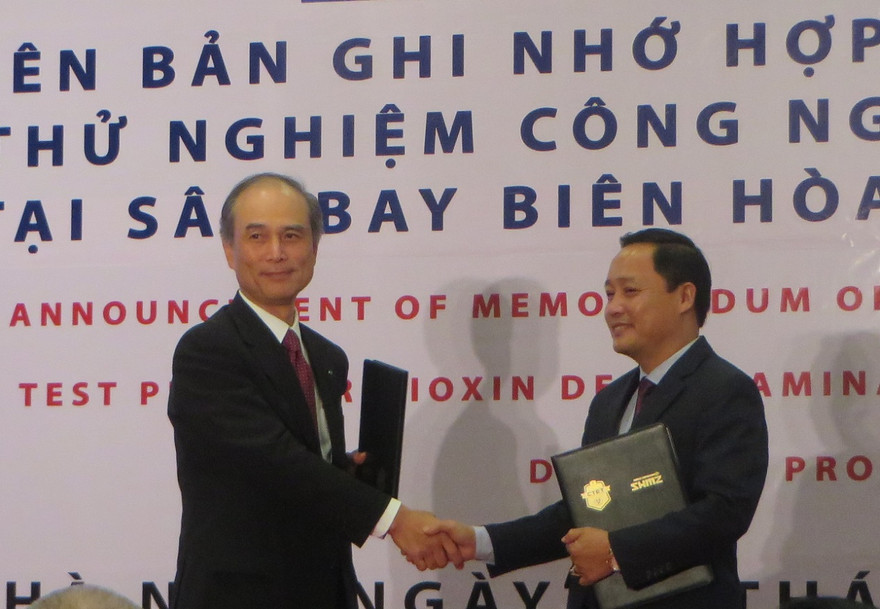 Đại diện Trung tâm Công nghệ xử lý môi trường và Tập đoàn Shimizu trao biên bản hợp tác tại lễ công bố