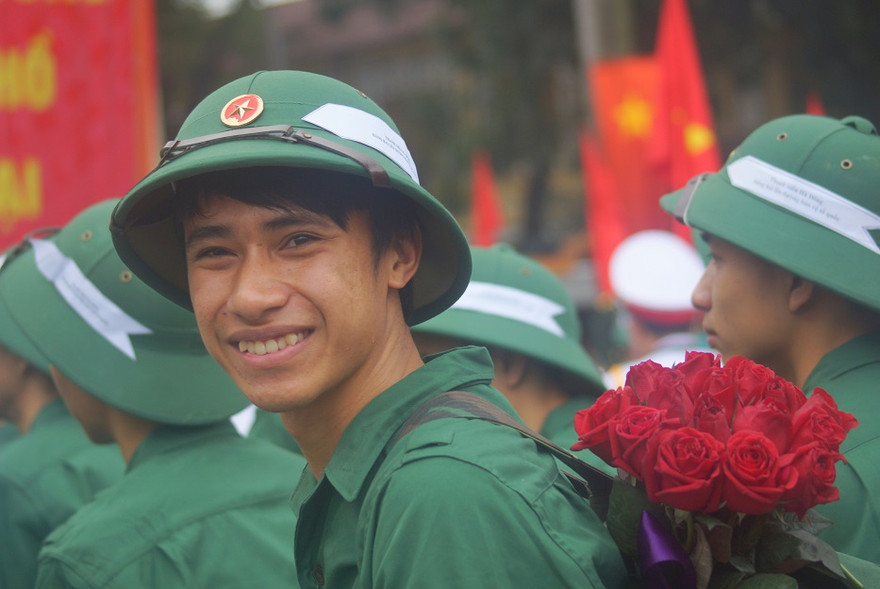 Tân binh Dương Thành Luân ở phường Dương Nội, quận Hà Đông cài trên balo quân trang bó hoa hồng của bạn gái trao tặng trước giờ lên đường tòng quân, sáng 5/3