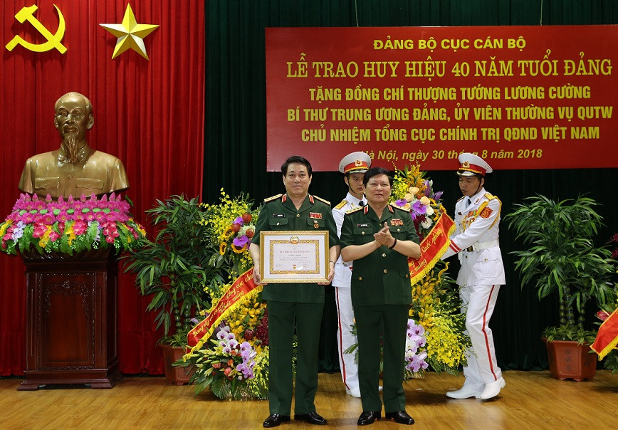 Trao Huy hiệu 40 năm tuổi Đảng cho Thượng tướng Lương Cường 